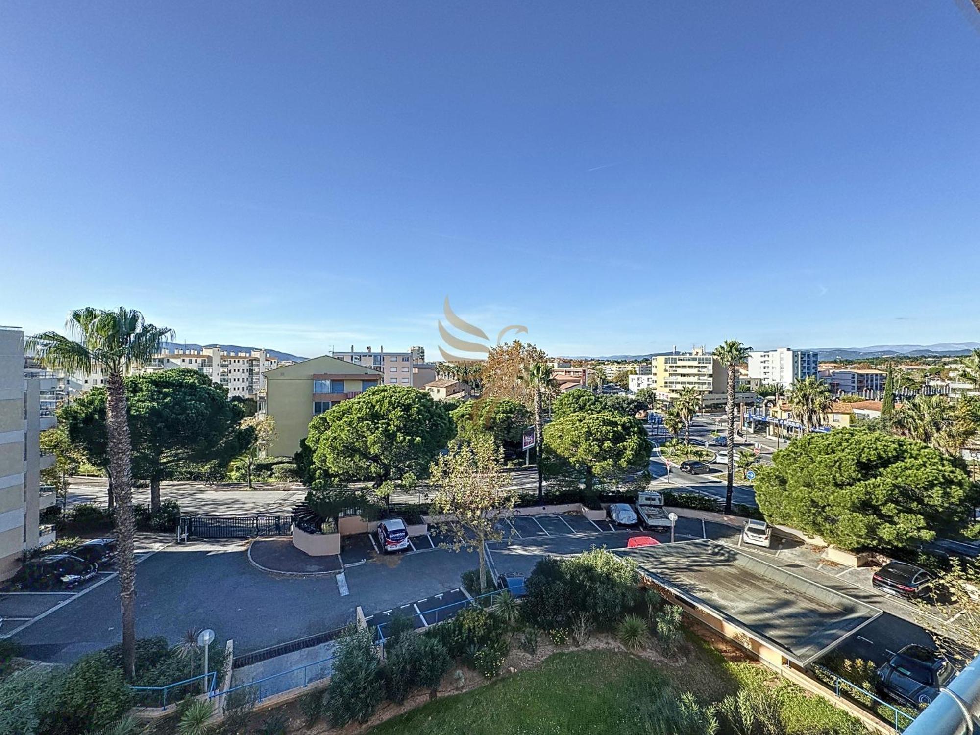 4 Pers - L'echapee D'ipanema, Classe 2 Etoiles - Terrasse, Garage, Piscine, 750 M - Capitalchic Services Appartement *